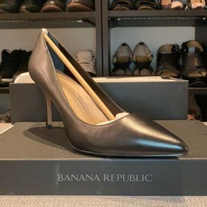 Unworn BR Black Madison Round Pumps